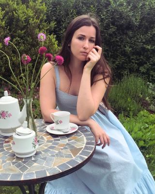 V modrých šatech Daydream si při odpoledním čajovém dýchánku připadám jako Alenka v říši divů. Kouzelné, elegantní a...