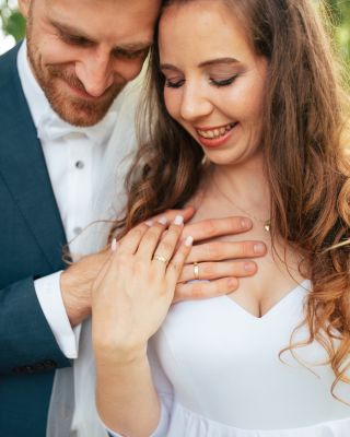 SVATEBNÍ ŠATY NA MÍRU Jsem nadšená, že se s vámi mohu podělit o příběh těchto jedinečných svatebních šatů, které jsem měla...