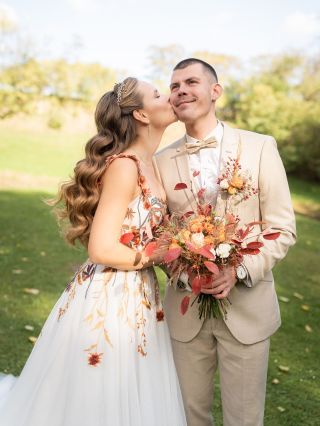 SVATEBNÍ ŠATY NA MÍRU Tahle nevěsta ke mně přišla s nádhernou představou. Její nastávající jí kdysi řekl, že si ji na...